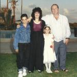 בן 13 עם ההורים - אירית ועודד והאחות - הדר 